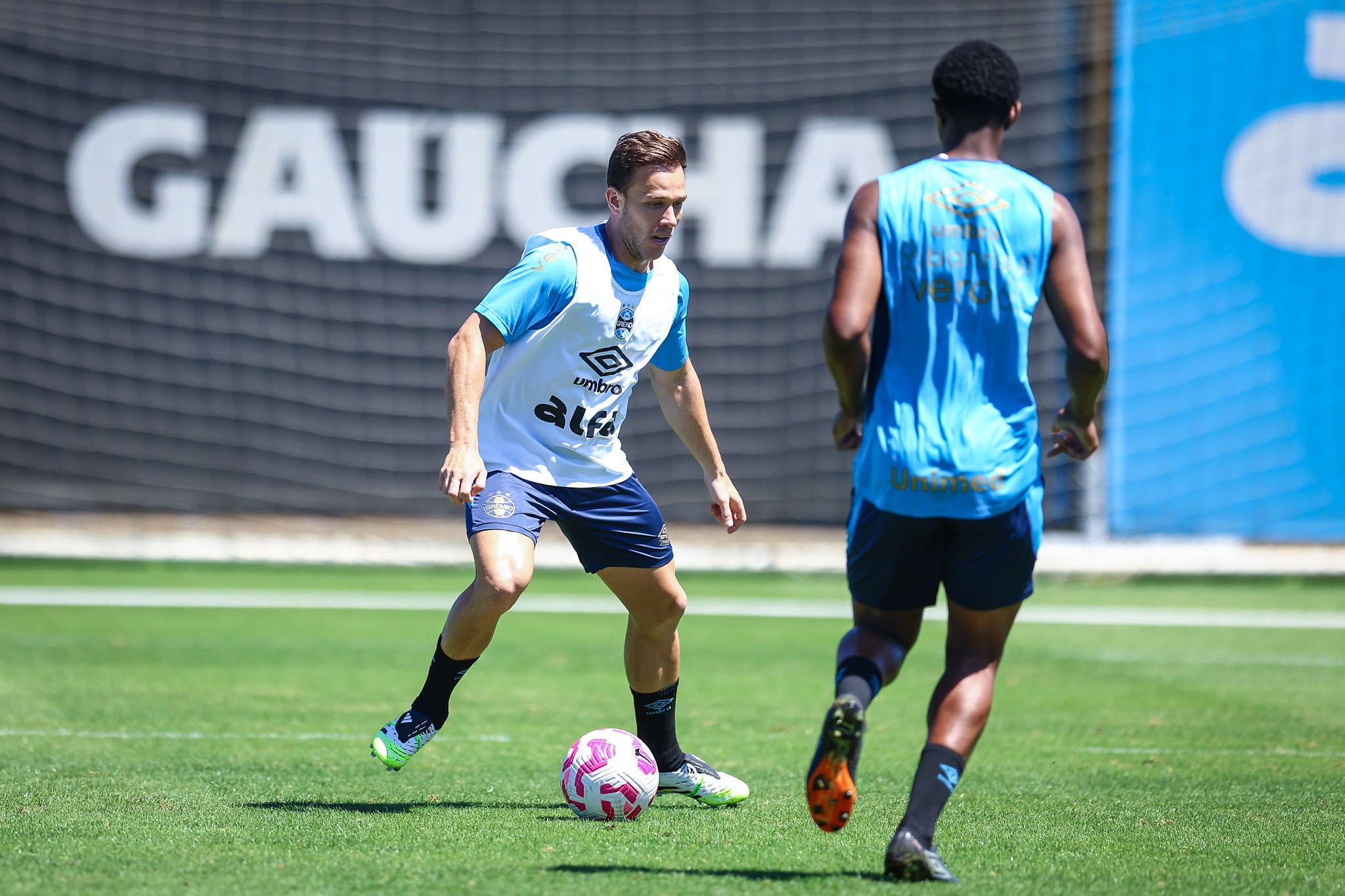 Reforços importantes retornam aos treinos do Grêmio para enfrentar o Juventude.