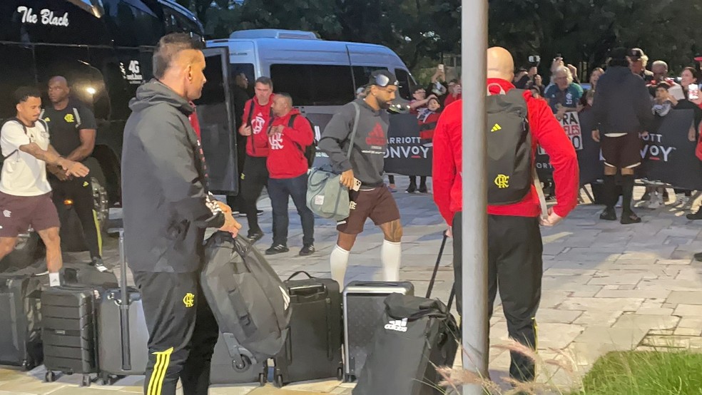 Gabigol na chegada do Flamengo em São Paulo — Foto: Fred Gomes