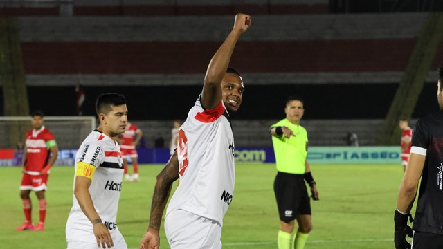 Alexandre Jesus celebra gol do Botafogo-SP sobre CRB