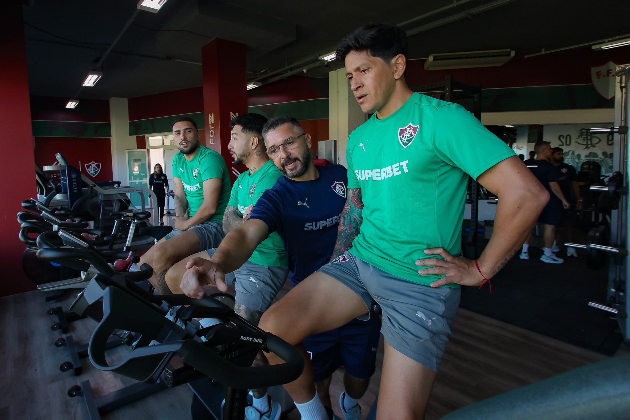 Fluminense Reapresenta Elenco no CT Carlos Castilho e Espera Thiago Silva para Próxima Semana