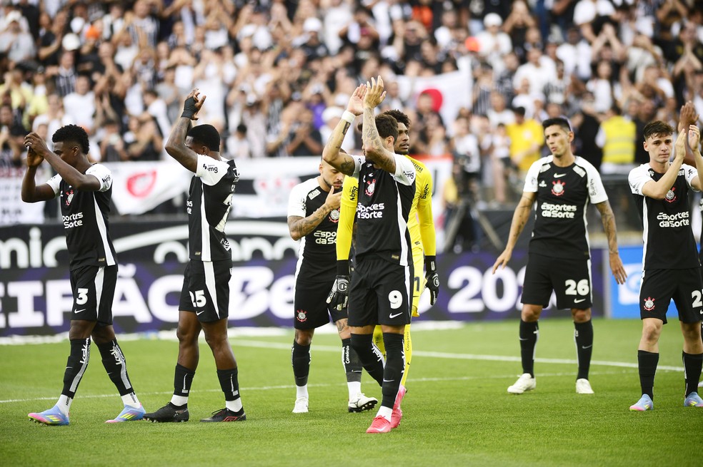 Jogadores do Corinthians antes de jogo contra o Santos — Foto: Marcos Ribolli