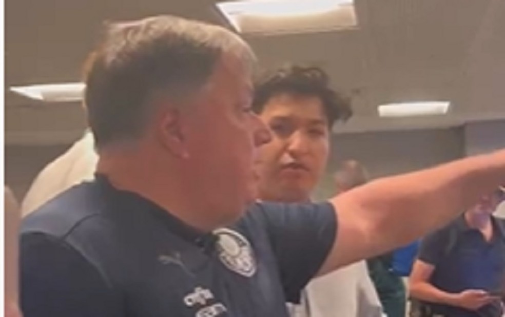 Anderson Barros, diretor do Palmeiras, reclama ter sido ameaçado por funcionário do Flamengo — Foto: Reprodução