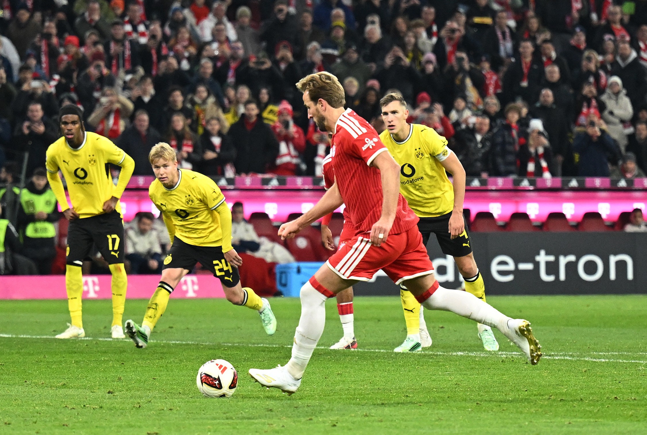 Kane perde pênalti, e Bayern sofre empate do Borussia Dortmund no fim