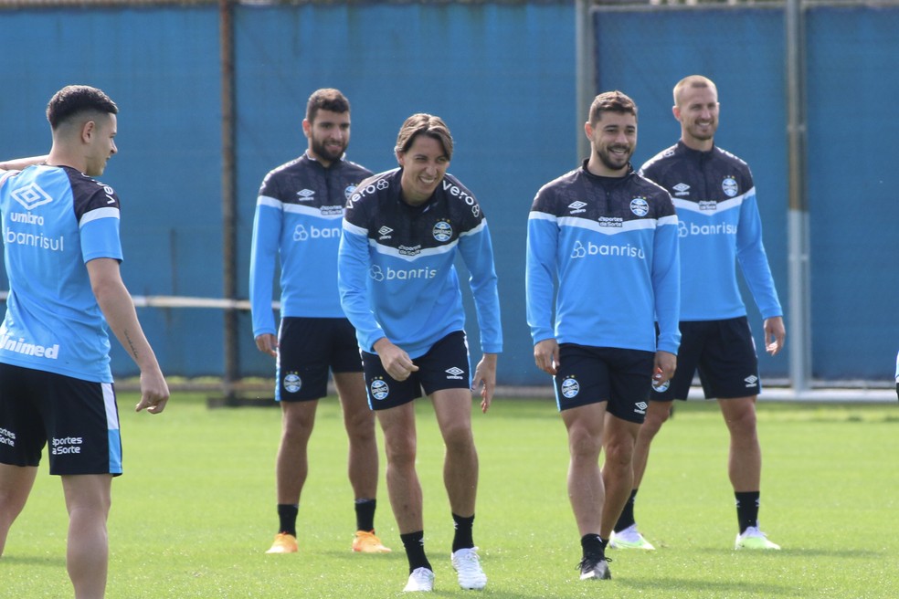 Natã Pepê Geromel João Pedro e Rodrigo Ely em treino do Grêmio — Foto: Gabriel Girardon