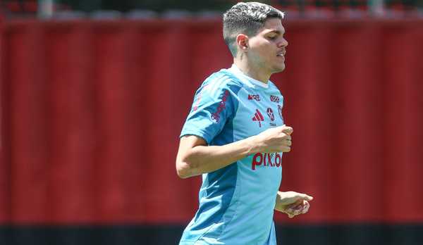 Ayrton Lucas pode ser desfalque do Flamengo para clássico contra o Botafogo