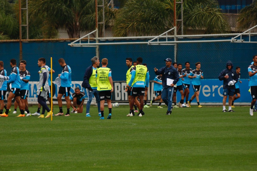 Suárez e Renato Portaluppi conversam em treino do Grêmio — Foto: João Victor Teixeira