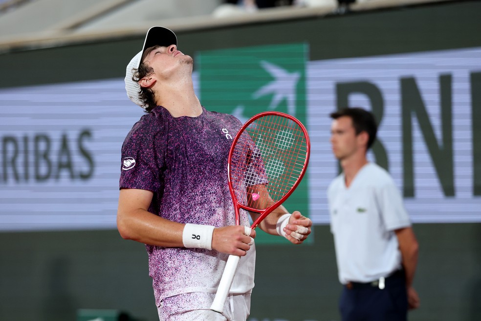 João Fonseca se lamenta durante partida contra Jakub Mensik, em Roland Garros — Foto: Clive Brunskill/Getty Images