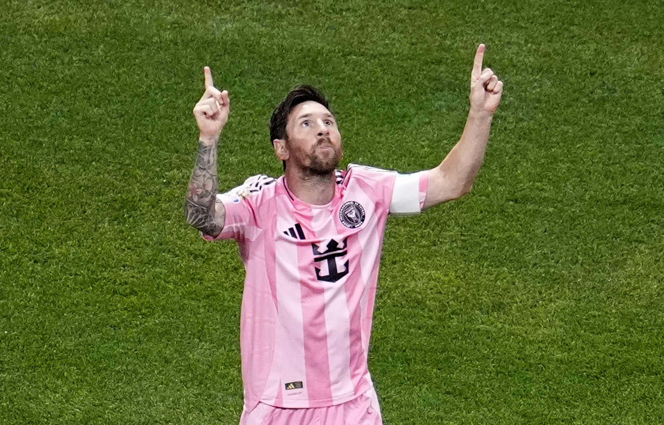 Gênio, mágico, invencível: imprensa internacional destaca golaço de Messi