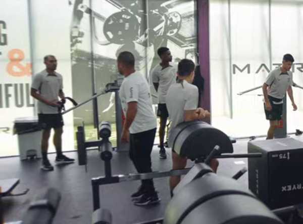 Corinthians faz oferta de compra ao Flamengo por Matheuzinho e vê Fabinho como trunfo