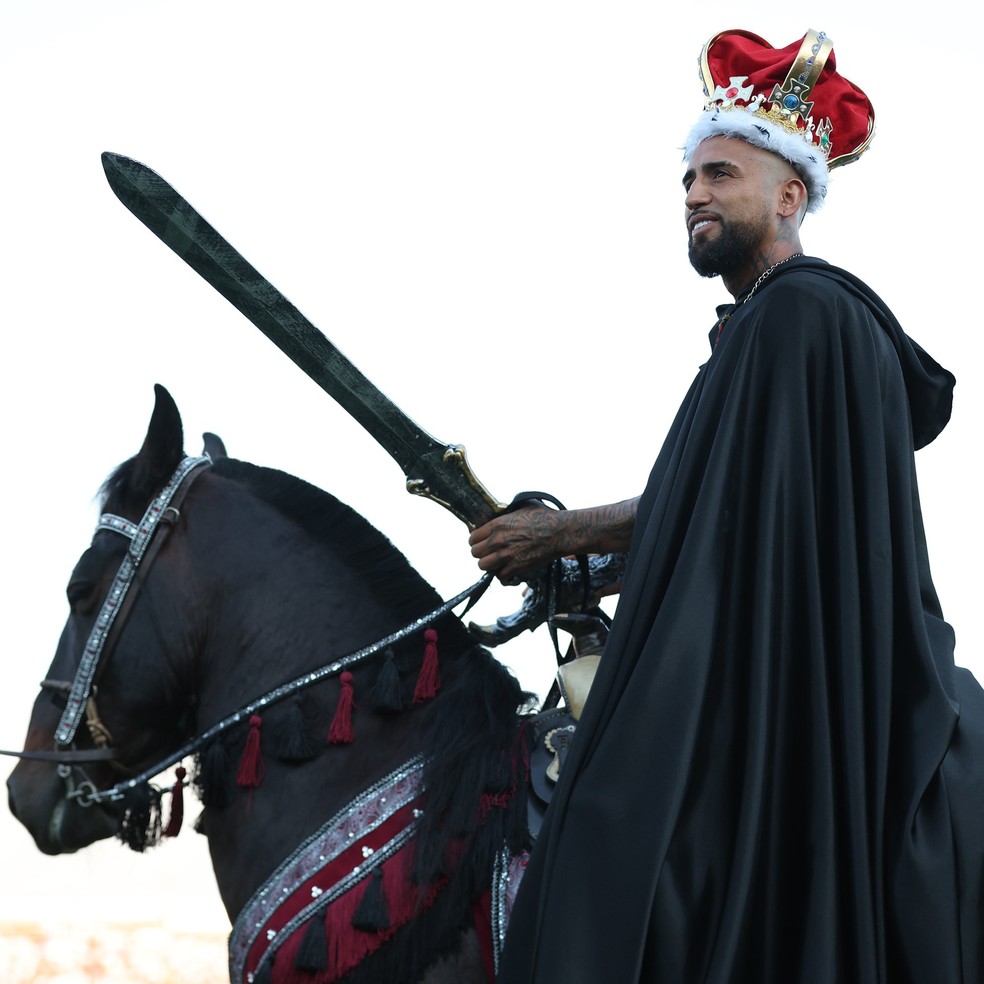 Vidal usa coroa montado num cavalo em sua apresentação no Colo-Colo — Foto: Reprodução/X