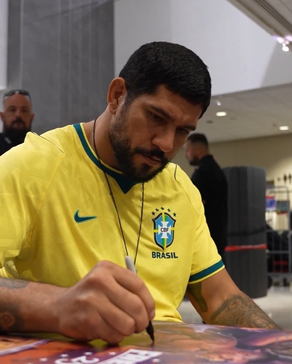 Poatan treina com bola antes do UFC Casa Branca