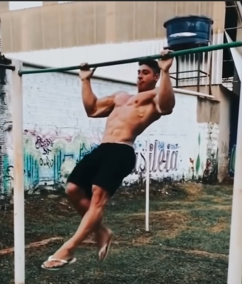Ramon pratica calistenia em praça pública — Foto: Reprodução YouTube