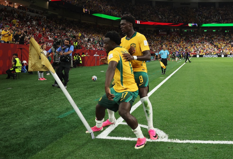 Nestory Irankunda comemora gol da Austrália