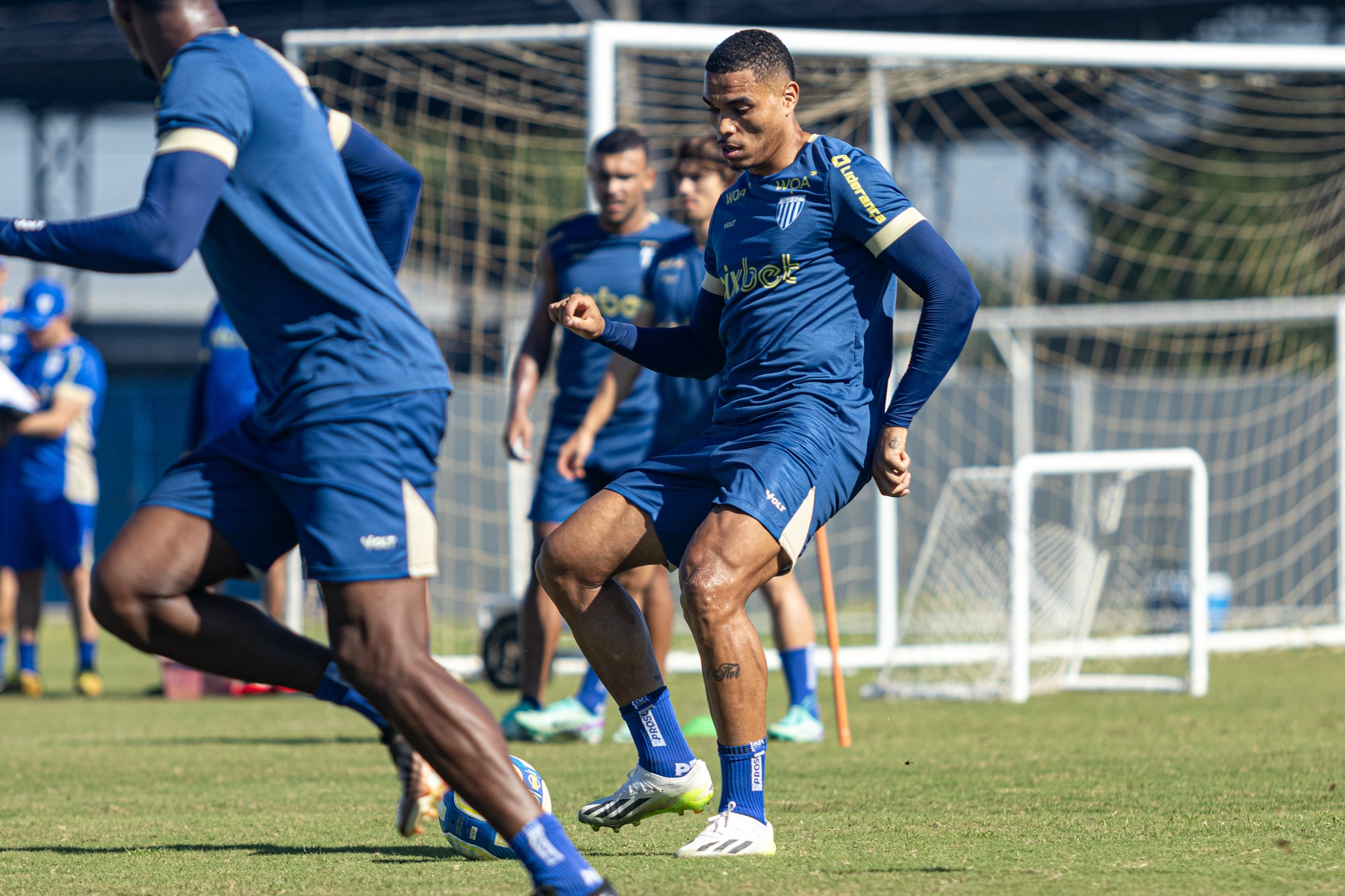 Jonathan Costa é dúvida no Avaí contra o Athletico