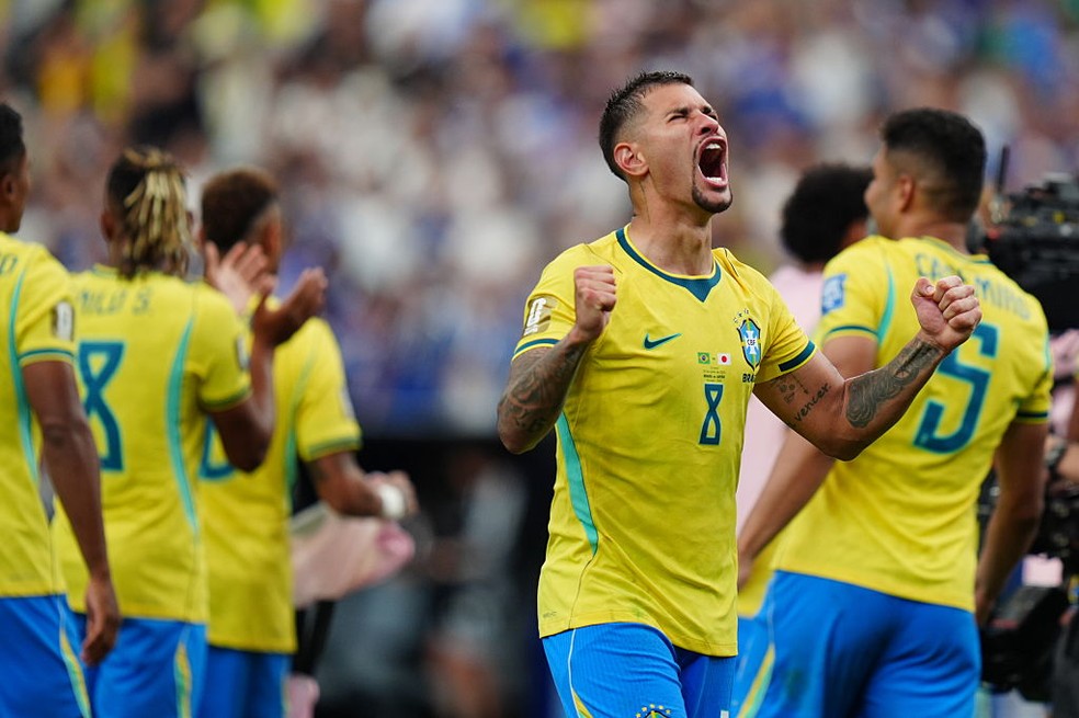 Bruno Guimarães comemora vitória do Brasil sobre o Japão