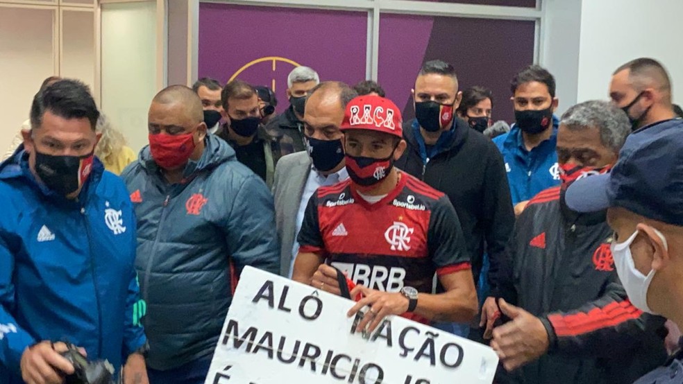 Vídeo. Substituto de Rafinha no Flamengo, Mauricio Isla chega ao Rio