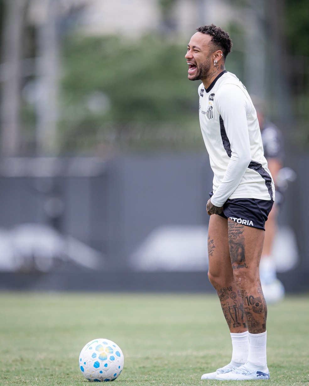 Neymar em ação durante treino do Santos na última semana — Foto: Raul Baretta/Santos
