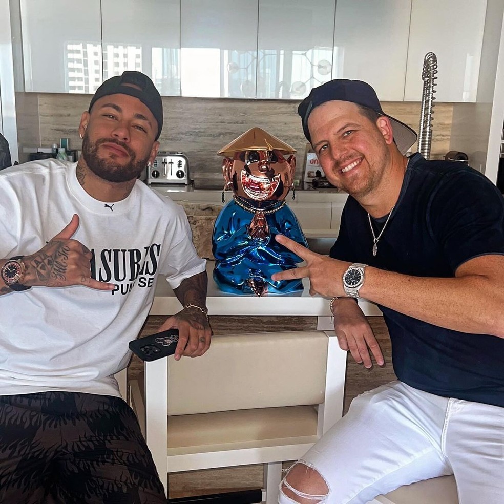 Neymar posa com escultura produzida pelo artista Super Buddha — Foto: Reprodução/Instagram