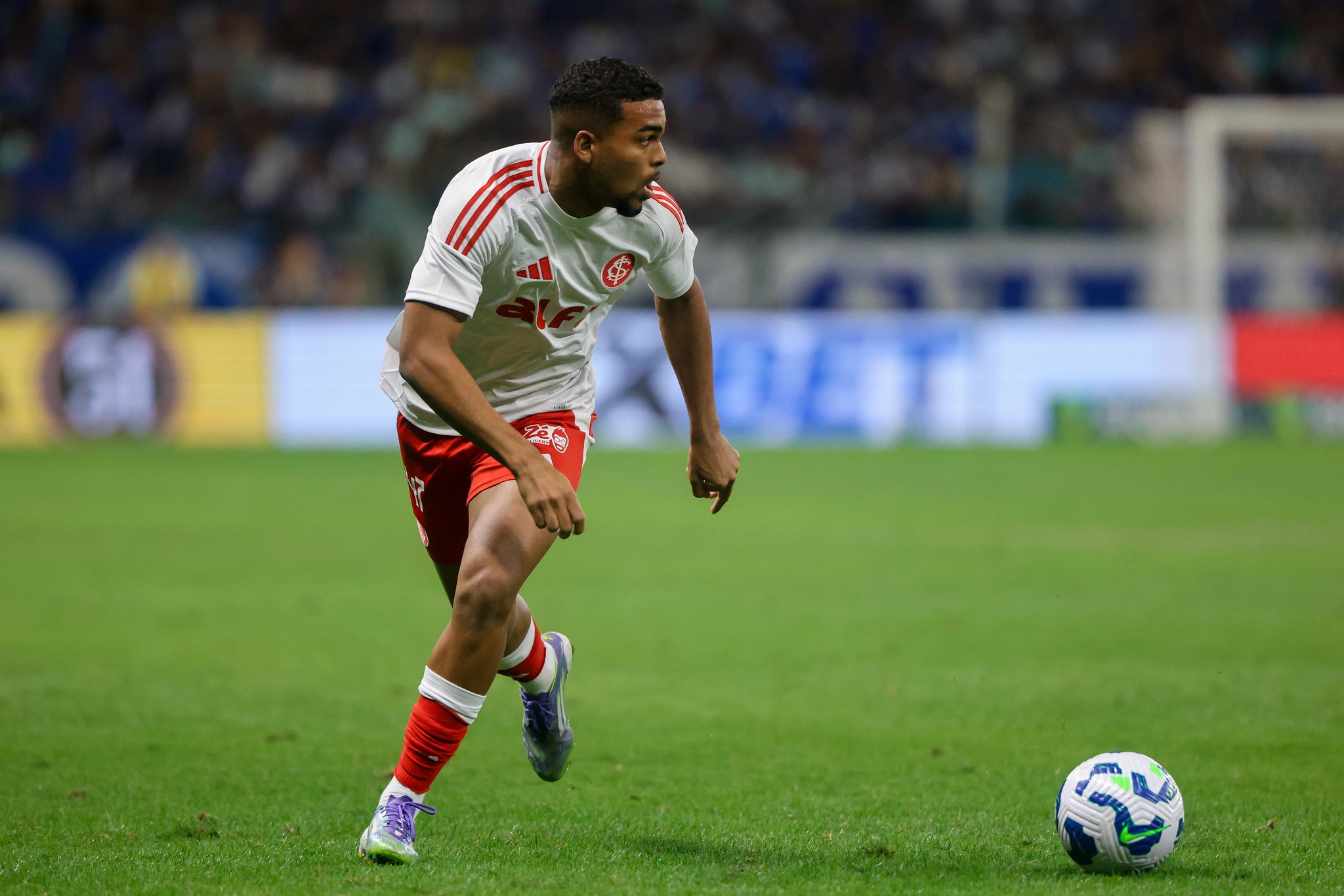 Joia do Inter entra na mira de clube inglês; confira