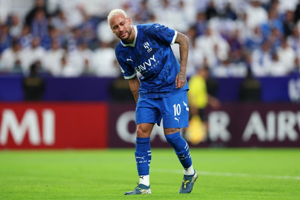 Neymar sofre lesão durante jogo do Al-Hilal pela Champions League da Ásia — Foto: Getty Images