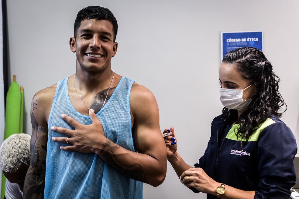 Elenco do Cruzeiro recebe vacina contra a Dengue — Foto: Gustavo Aleixo/Cruzeiro