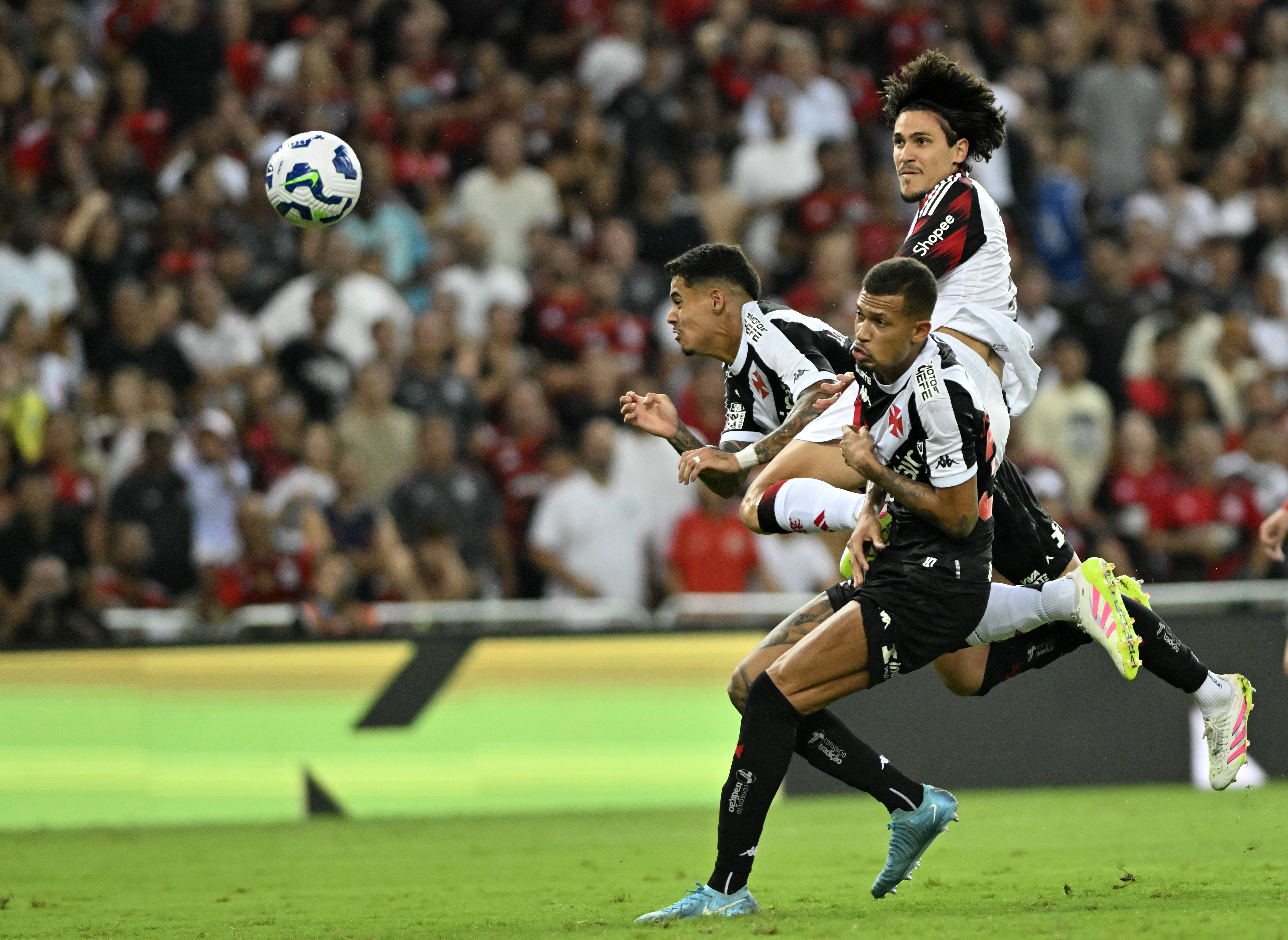 Conta oficial do Flamengo elogia Léo Jardim, do Vasco, em clássico: Virou o Neuer