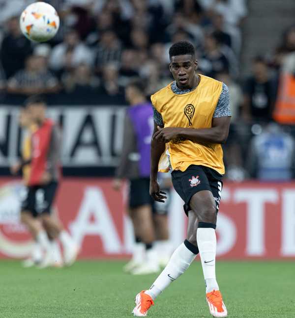 Félix Torres preocupa Corinthians ao deixar jogo no intervalo com dores.