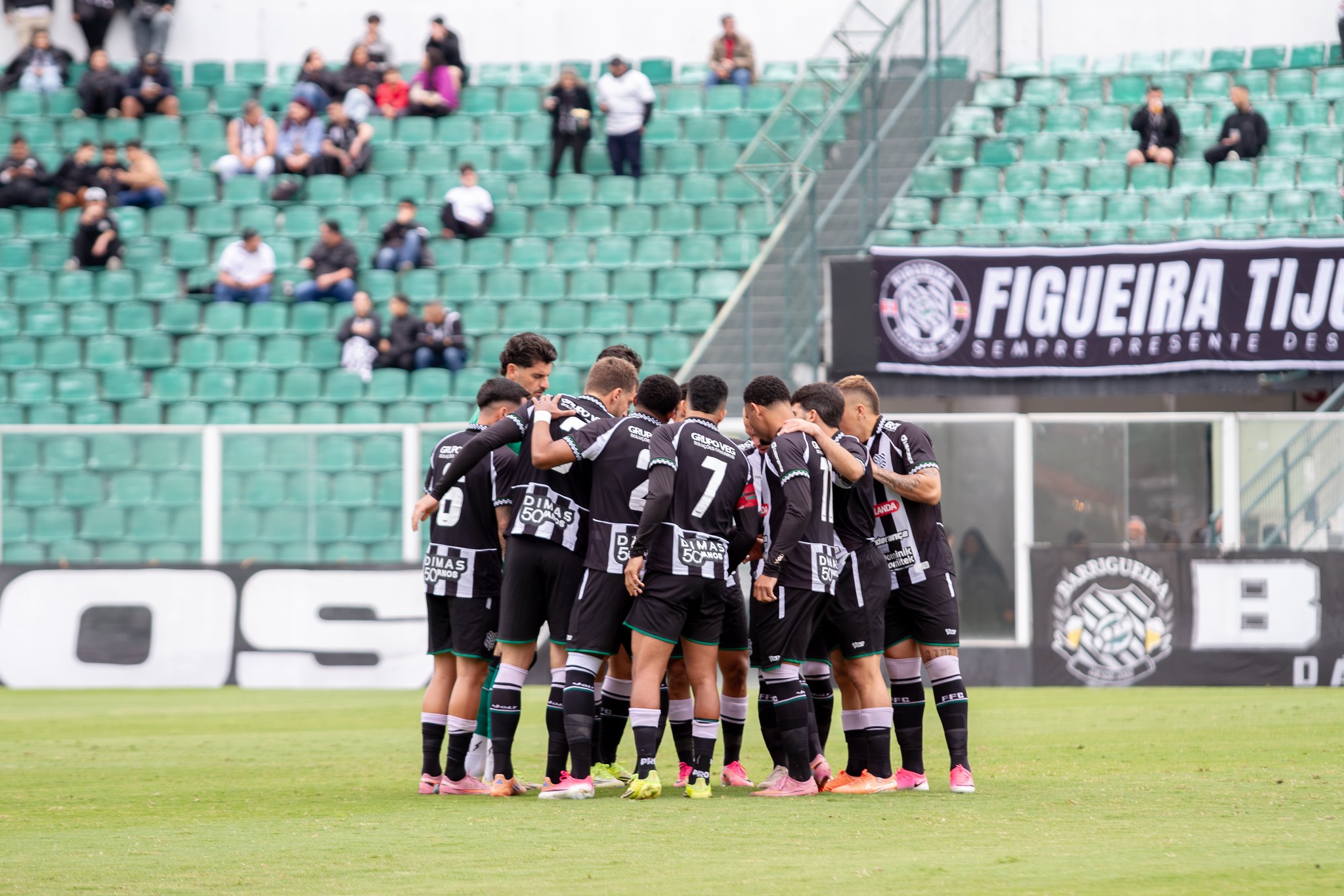 Atletas do Figueirense estão com salários e direitos de imagem atrasados