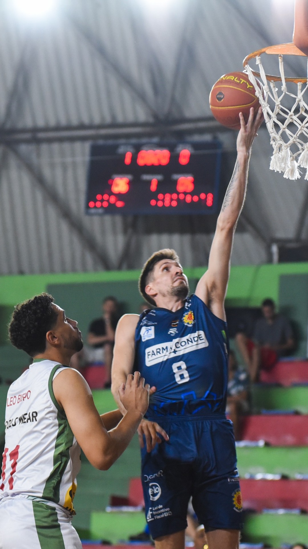 Garoto Concentrado Em Jogar Basquete. Escola De Basquete. Foto de Stock -  Imagem de basquete, excitado: 213223414