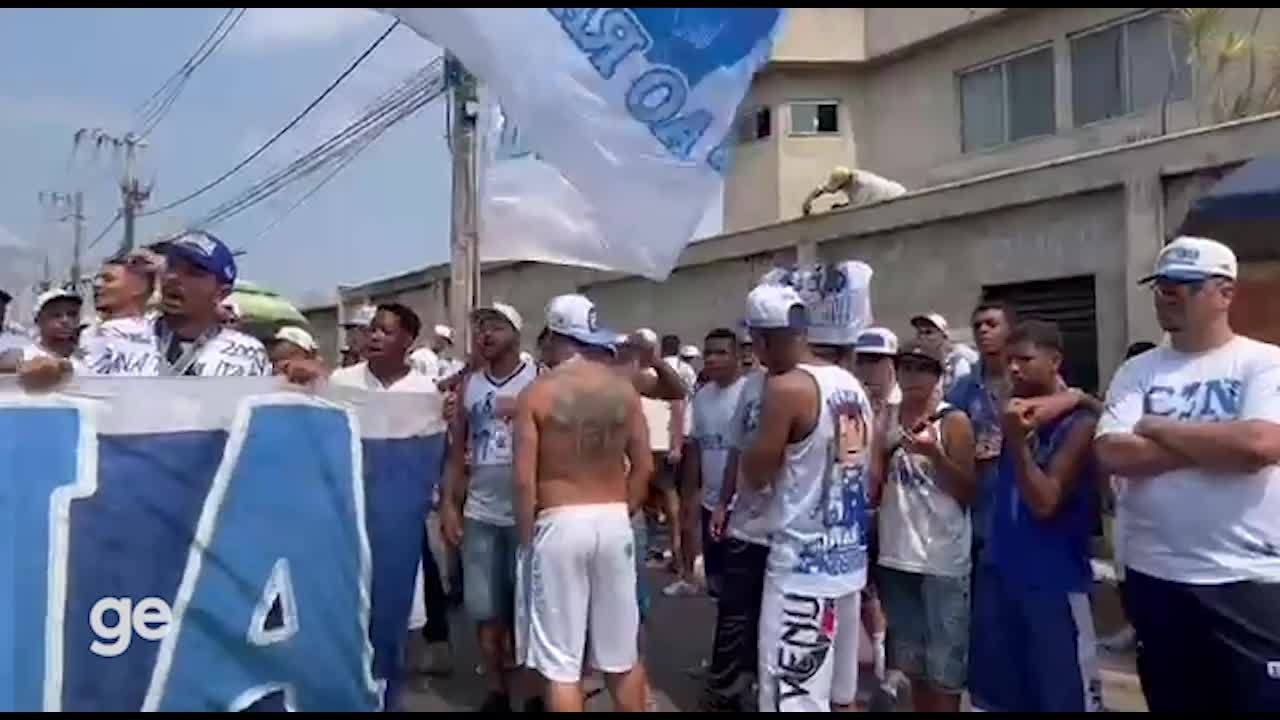 Organizadas do Cruzeiro protestam na Toca antes de duelo com Grêmio