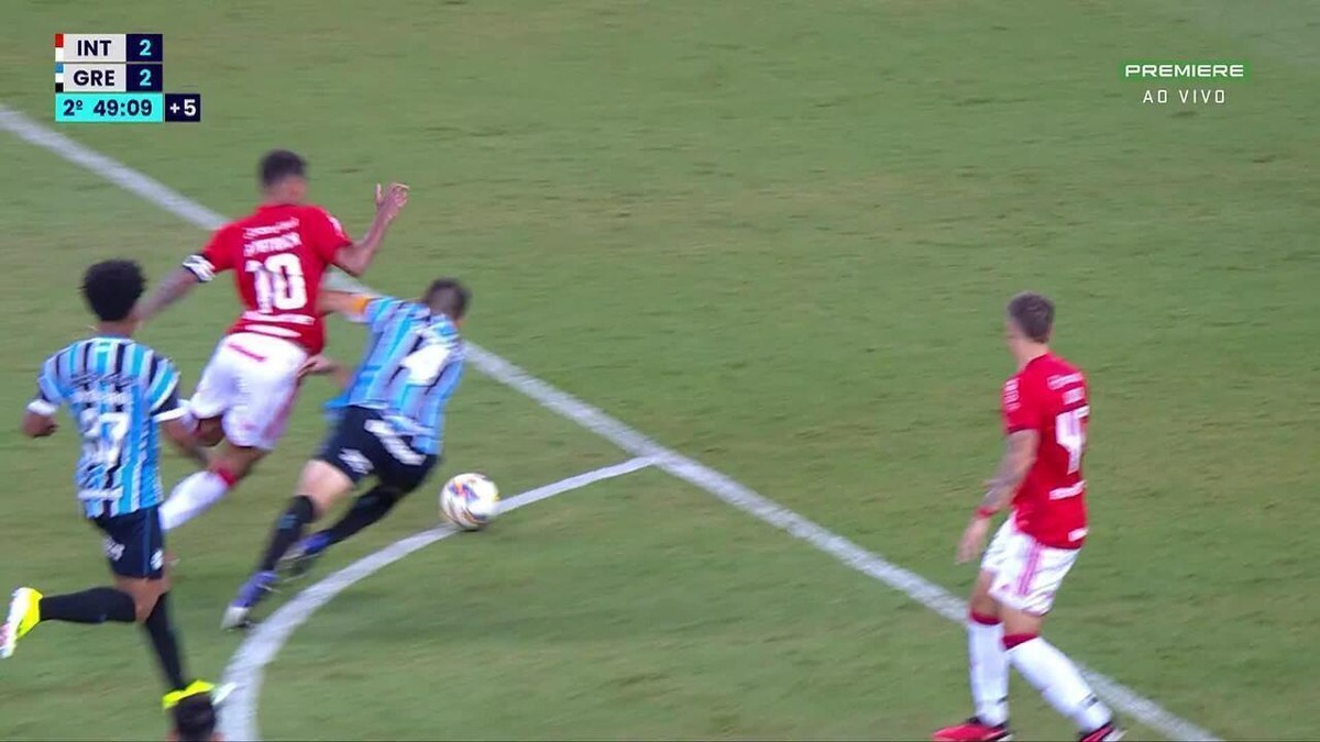 Kannemann critica arbitragem por dois metros fora em pênalti contra o Grêmio
