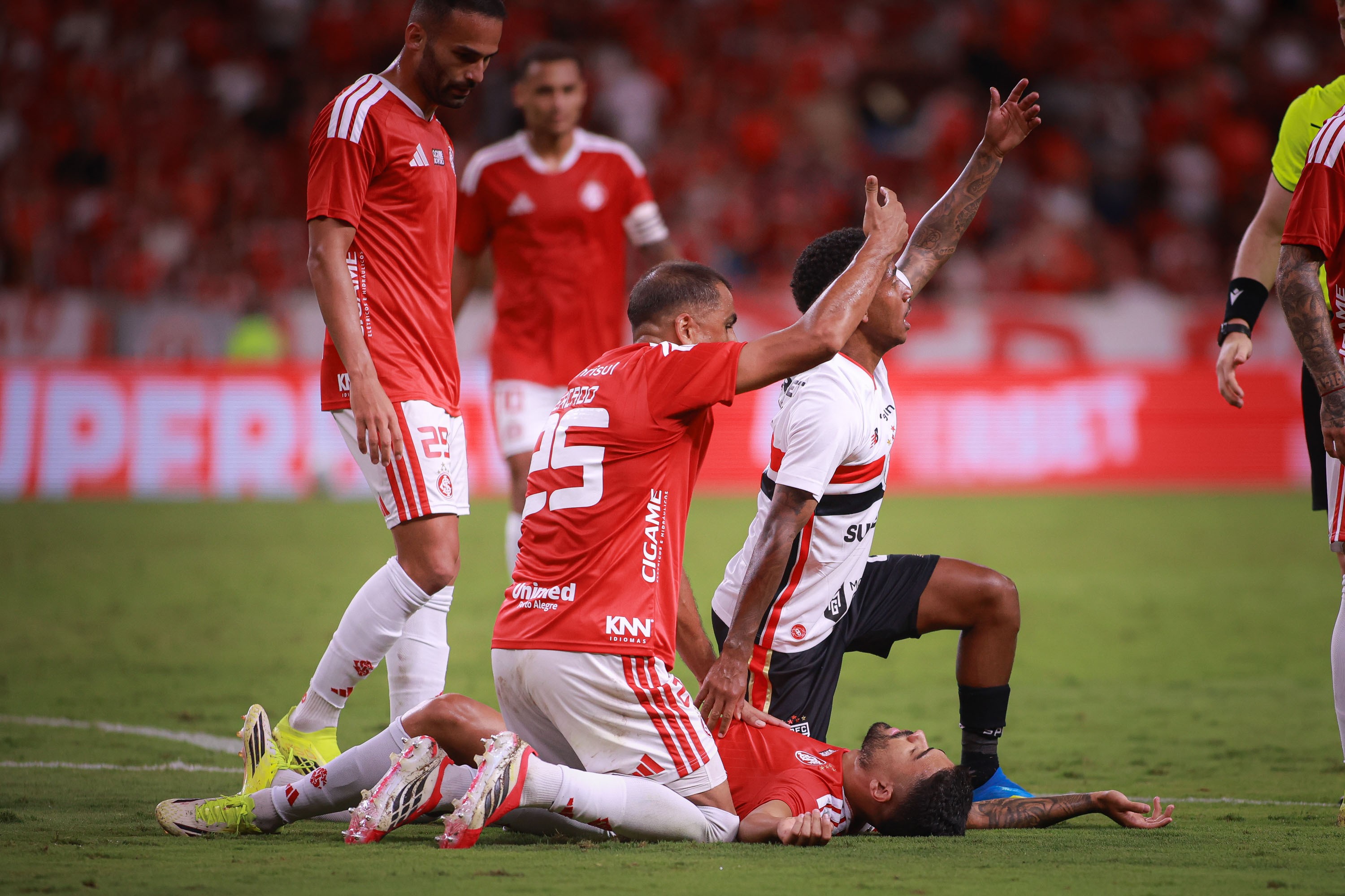 Inter informa situação de Tabata, substituído após choque de cabeça | Ge