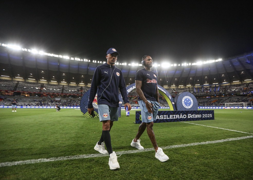 Fernando, à direita, no gramado do Mineirão no último domingo — Foto: Ari Ferreira/Red Bull Bragantino