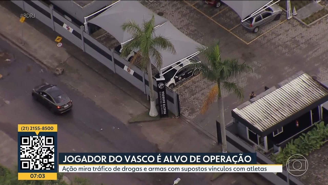 Policiais no CT do Vasco durante busca a jogador