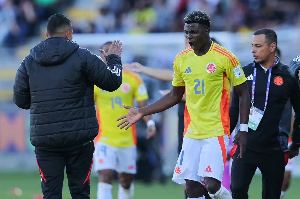 Néiser Villarreal em ação pela seleção da Colômbia — Foto: Divulgação/FIFA