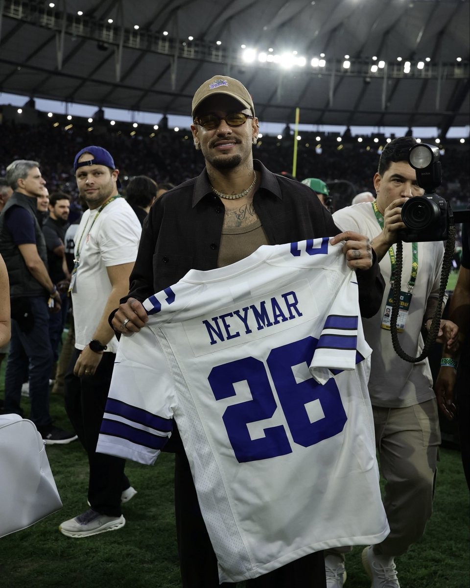 No Maracanã, Neymar ganha camisa personalizada do Dallas Cowboys; veja