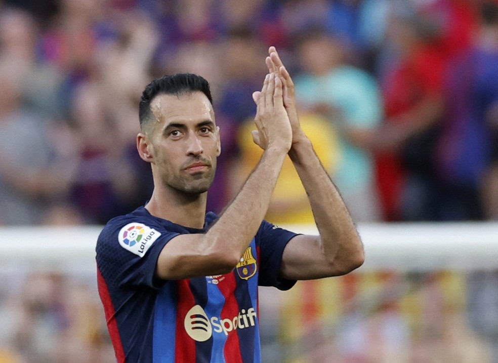 Busquets é homenageado ao deixar o campo em Barcelona x Mallorca — Foto: REUTERS/Albert Gea