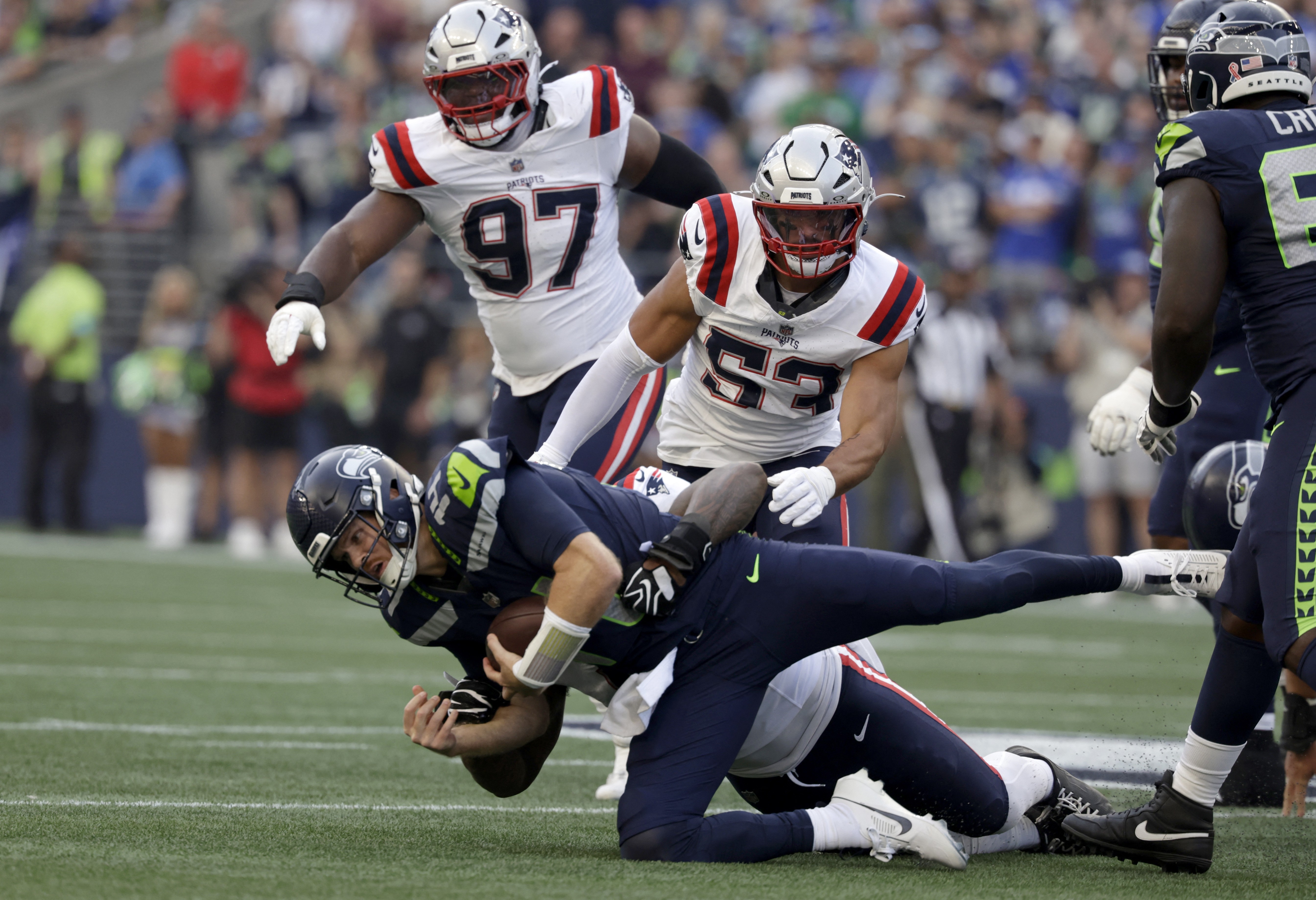Quarterback sofre lesão, mas Seahawks arrancam virada sobre os Patriots na abertura da NFL