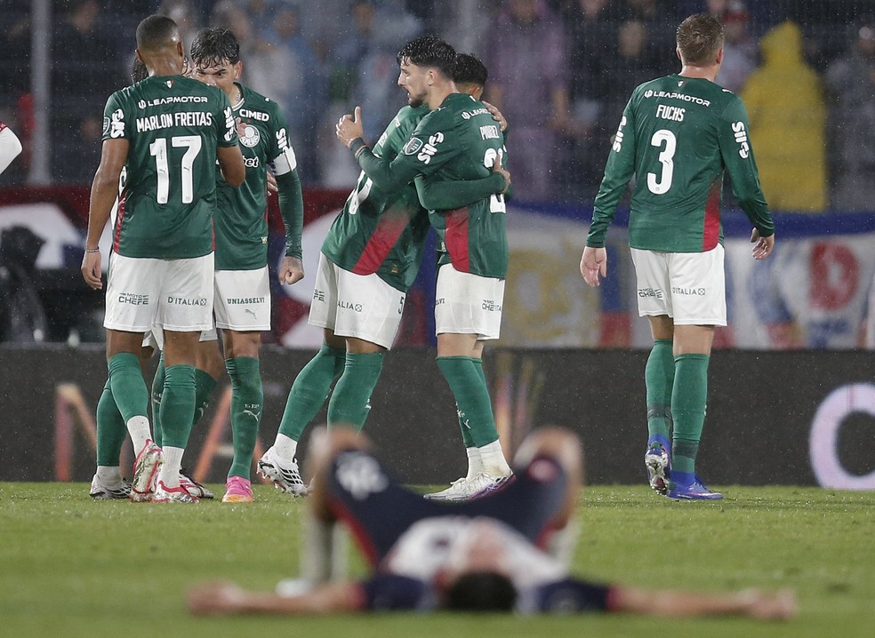 Jogadores do Palmeiras comemoram classificação contra o Cerro Porteño — Foto: REUTERS/Cesar Olmedo