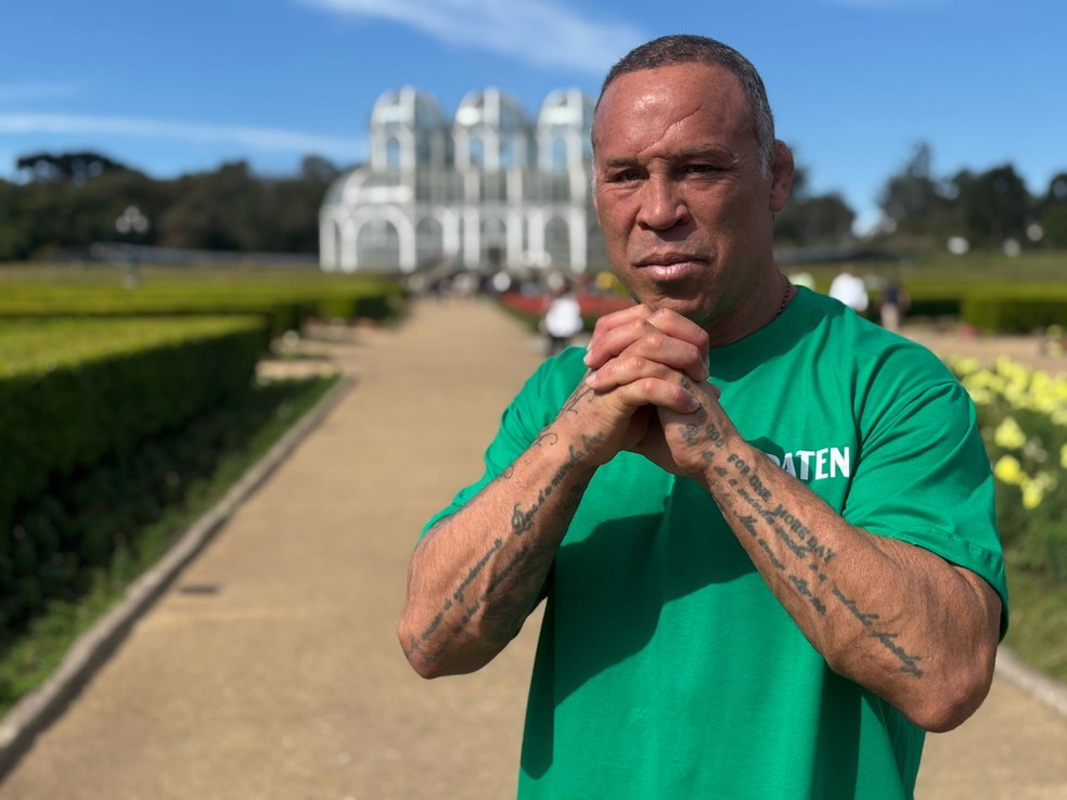 Wanderlei Silva posa no Jardim Botânico de Curitiba — Foto: Gleidson Venga
