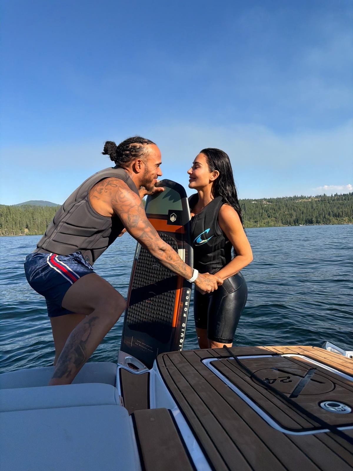 Hamilton e Kim Kardashian postam fotos inéditas no campo