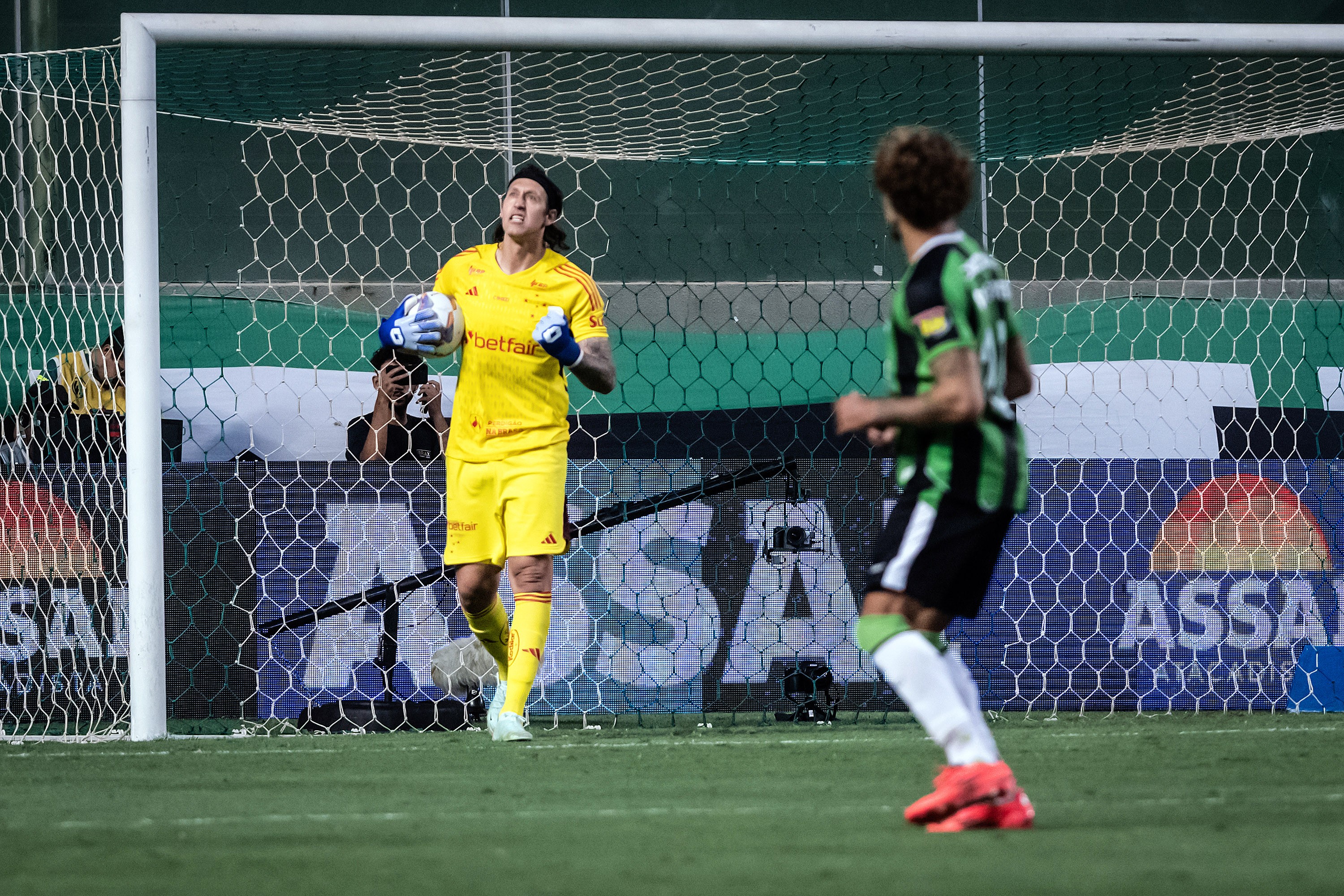 Cássio brilha com defesa de pênalti nos acréscimos e é eleito craque.