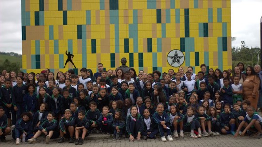 Campeão da Euro, Marcos Senna ganha homenagem em CT no interior do RJ