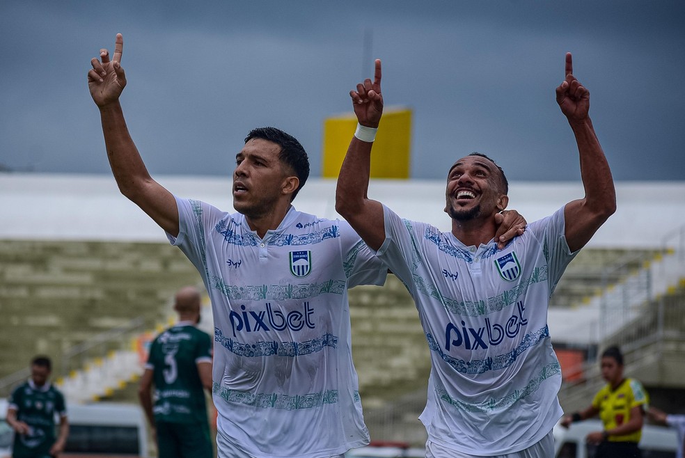 Iury Tanque ao lado de Carlos Renato, autor do gol de empate diante do Sousa — Foto: Ascom / Serra Branca