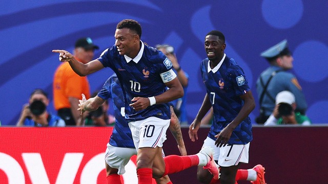 Mbappé comemora gol marcado da França contra a Suécia