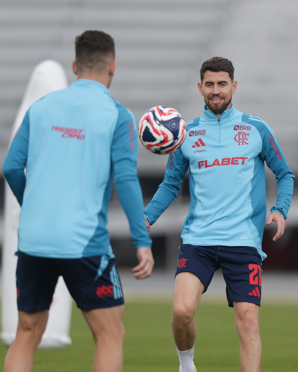 Clube levou duas levas de uniforme de treinos com menos e mais patrocnios  Foto: Gilvan de Souza / Flamengo