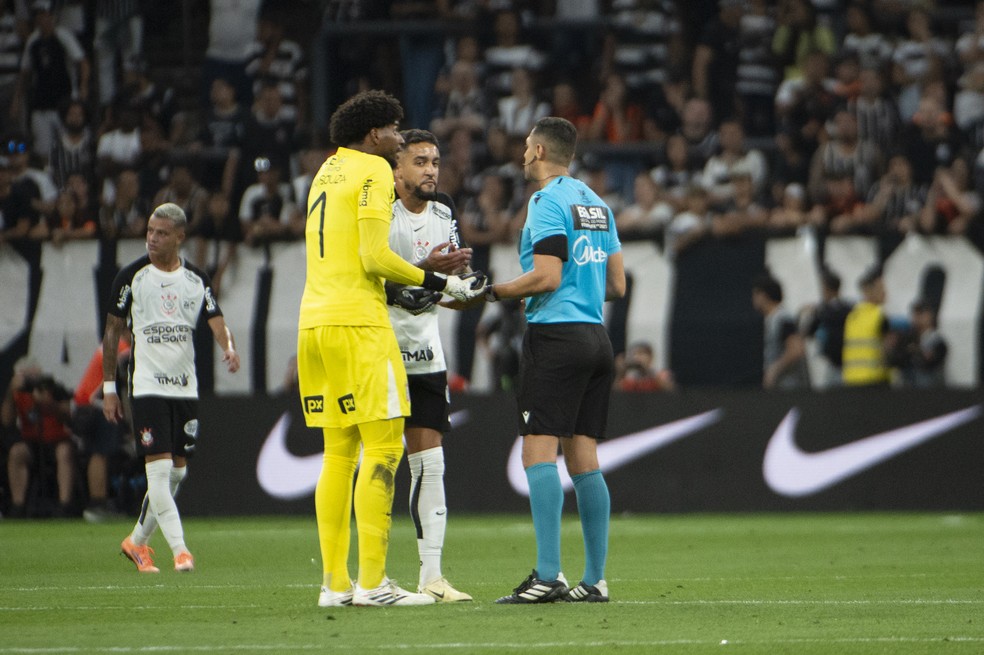 Jogadores do Corinthians reclamam com árbitro em jogo contra o Flamengo — Foto: Anderson Romão/AGIF