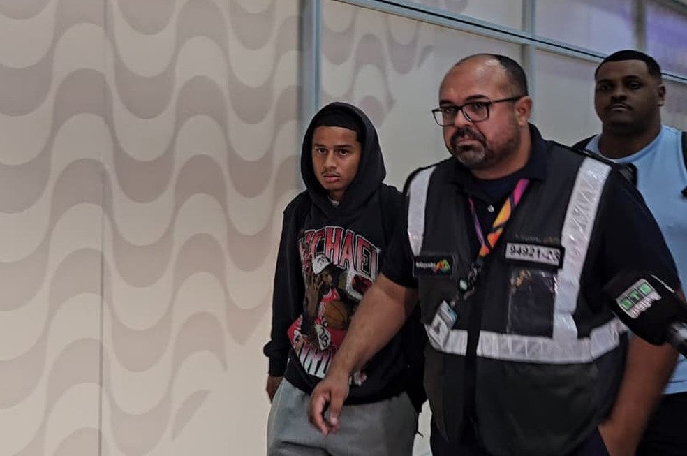 Anthony Valencia desembarca no Rio para assinar com o Flamengo � Foto: Cadu Vargas