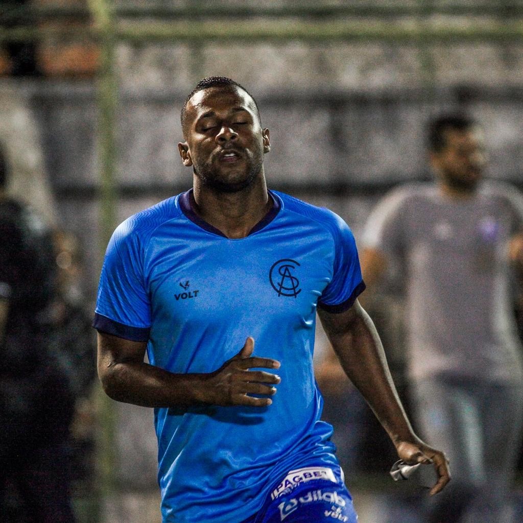 Robinho volta a sofrer lesão muscular no CSA e sai no início do 1º ...
