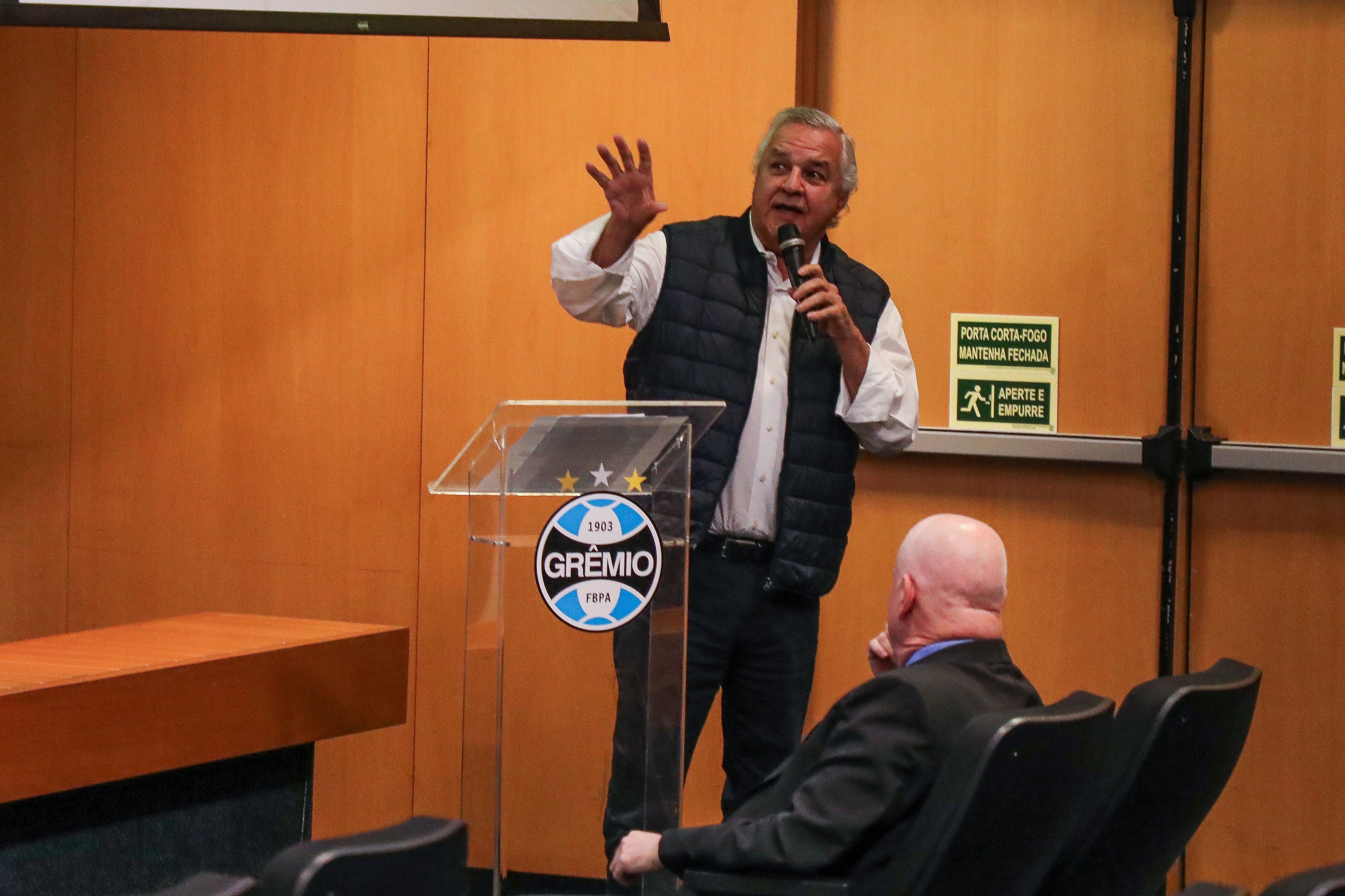 Presidente do Grêmio Revela Bastidores da Tentativa de Contratação de Ronaldinho
